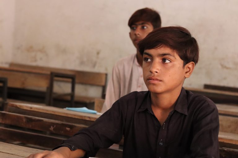 گورنمنٹ پائلٹ ہائیرسکینڈری سکول ملتان میں محنت کش بچوں کی خصوصی کلاس میں ایک بچہ استاد کا لیکچر سن رہا ہے