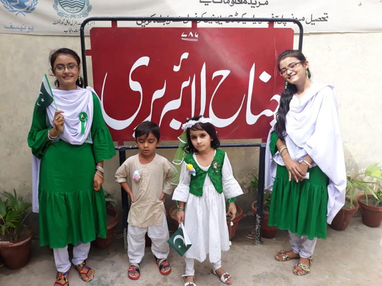اقصیٰ شفیق ملک، عمارہ شفیق ملک، آمنہ شمیم اور مصطفی کمال پاشا کی یوم آزادی کےموقع پر جناح لائبریری اوچ شریف میں لی گئی تصویر۔ اپنے بچوں کی تربیت کی تختی پر ایمان داری کی گاچی چڑھا کر وطن کی محبت کے پورنے ڈالیے، اور جب لکھنا آجائے تو لکھائی ویسے ہی ہوتی ہے جیسے پورنے۔