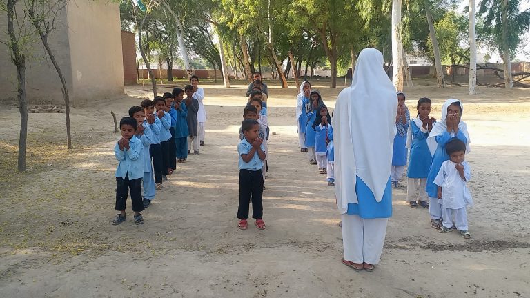 لب پہ آتی ہے دعا بن کے تمنا میری، گورنمنٹ پرائمری سکول چک 164 ایم، ضلع بہاول نگر میں صبح کی اسمبلی کا منطر